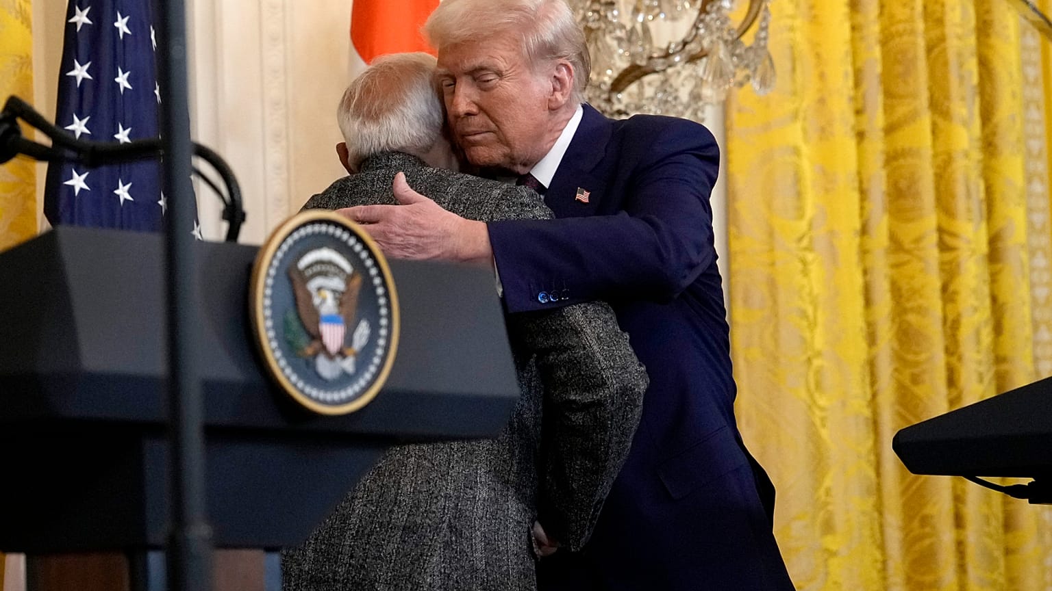 Donald Trump megöleli az indiai kormányfőt