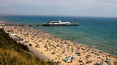 Der Strand von Bournemouth im Vereinigten Königreich wurde von Reisenden wegen Überfüllung beanstandet.