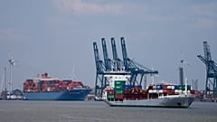 Containerschiff im Hafen von Antwerpen, 20. Juni 2024. 