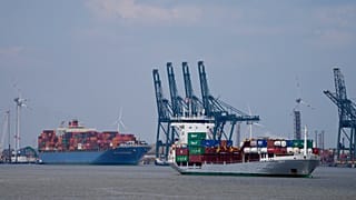 Navio porta-contentores no porto de Antuérpia, 20 de junho de 2024.