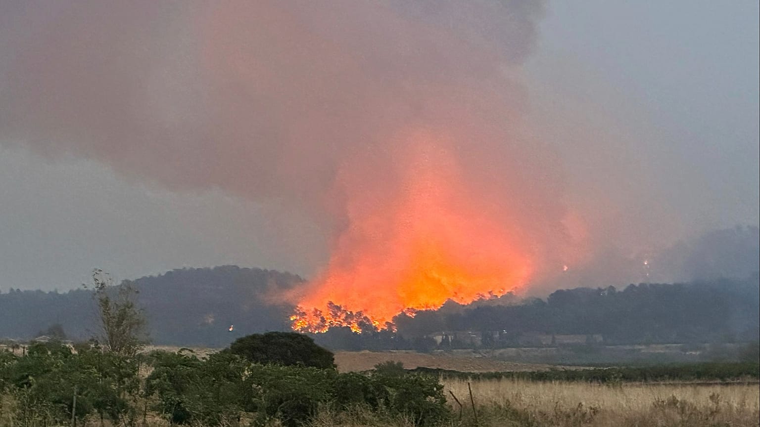 El mayor incendio forestal de Francia este verano arrasa cerca de Durban-Corbieres el 6 de agosto de 2025.