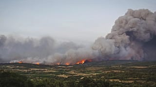 Ein sich schnell ausbreitender Flächenbrand in einer Mittelmeerregion Frankreichs nahe der spanischen Grenze am Dienstag.