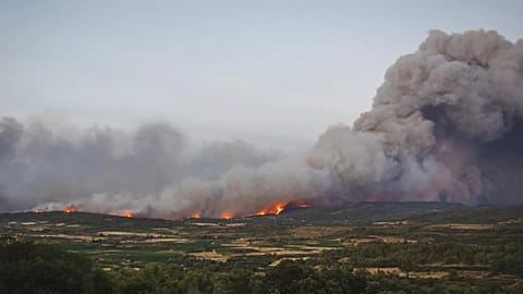 Ein sich schnell ausbreitender Flächenbrand in einer Mittelmeerregion Frankreichs nahe der spanischen Grenze am Dienstag. 