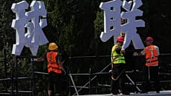 Εργάτες εγκαθιστούν μια πλατφόρμα για την επικείμενη εκδήλωση αγώνων μπάσκετ της κινεζικής αθλητικής μάρκας Li Ning στη δημοφιλή εμπορική περιοχή της πρωτεύουσας, στο Πεκίνο, 6 Αυγούστου 2025.