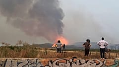 Journalisten filmen Frankreichs größten Waldbrand dieses Sommers in der Nähe von Durban-Corbières, Südfrankreich, am Mittwoch, 6. August 2025.