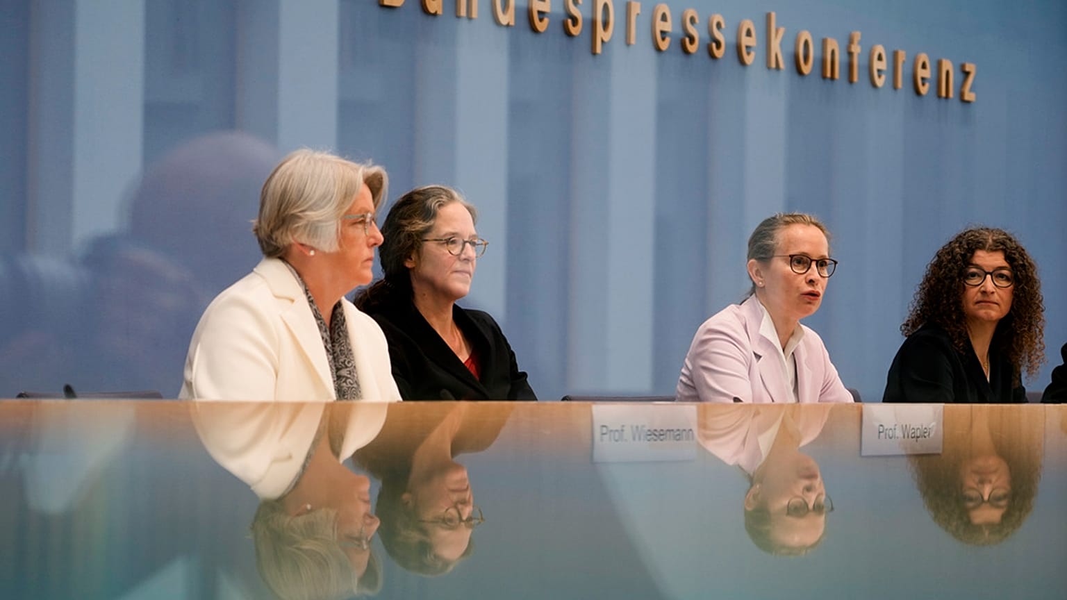 Von links: Claudia Wiesemann, Friederike Wapler, Frauke Brosius-Gersdorf und Liane Woerner,  während einer Pressekonferenz in Berlin, Deutschland, am Montag, 15. April 2024.