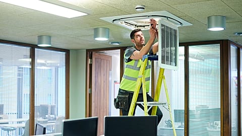 دانیل دیلکس، مدیر عملیات سازمان اطلاعات سنتینل به یورونیوز گفت: «اگر لباس فرم پوشیده اید، مردم واقعاً از شما سوال نمی کنند.»