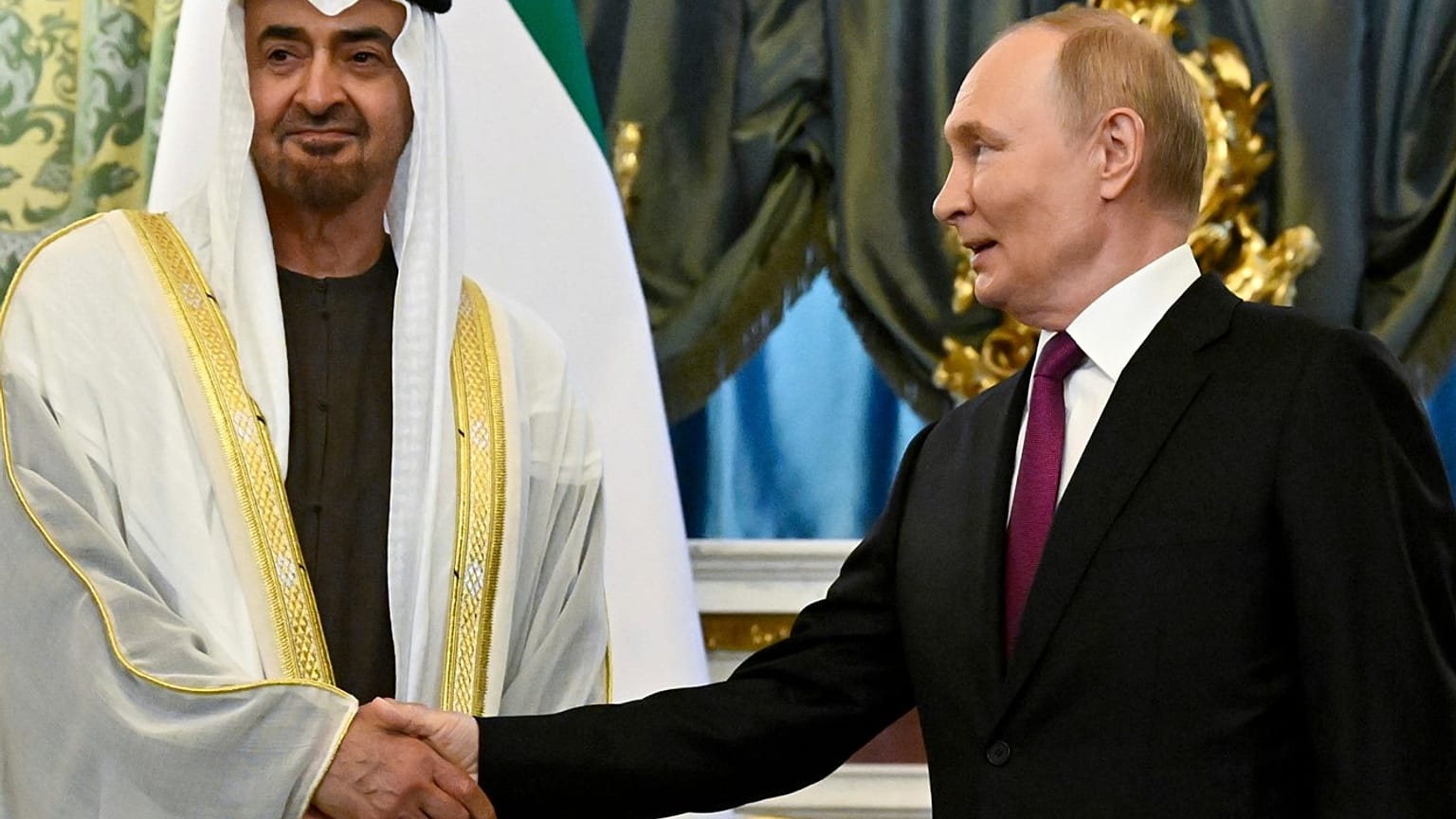 الرئيس الروسي فلاديمير بوتن ورئيس الإمارات محمد بن زايد آل نهيان يتصافحان، الكرملين، موسكو، روسيا، الخميس 7 أغسطس 2025. 