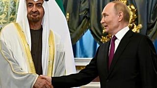 الرئيس الروسي فلاديمير بوتن ورئيس الإمارات محمد بن زايد آل نهيان يتصافحان، الكرملين، موسكو، روسيا، الخميس 7 أغسطس 2025. 