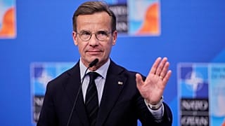 Ο πρωθυπουργός της Σουηδίας Ulf Kristersson συνομιλεί με τα μέσα ενημέρωσης καθώς φθάνει για τη σύνοδο κορυφής του ΝΑΤΟ στη Χάγη, Ολλανδία, Τετάρτη 25 Ιουνίου 2025.