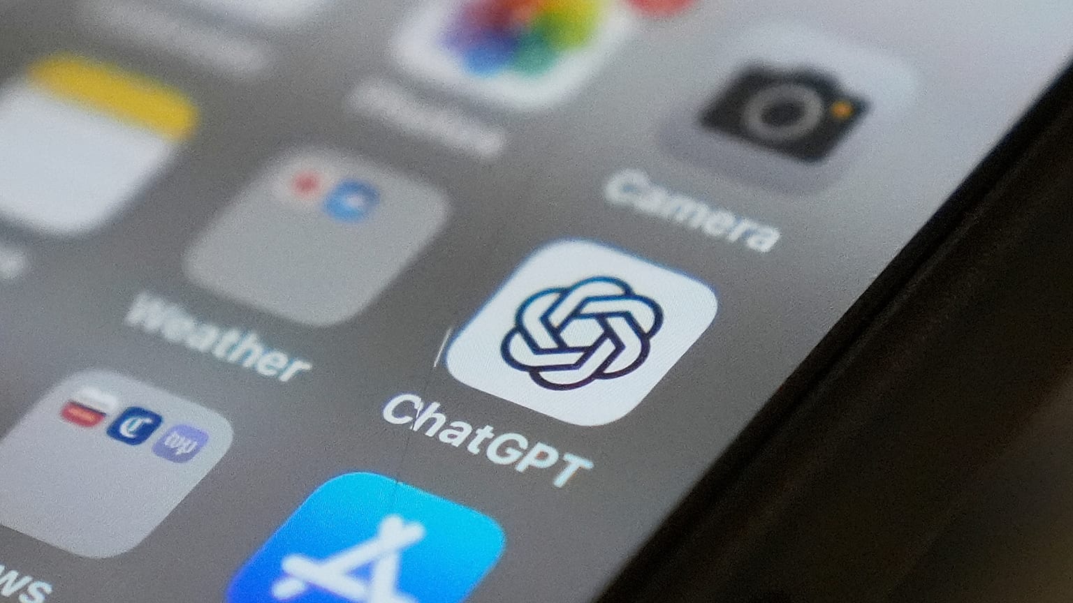 L'icona dell'applicazione Chat GPT è visibile sullo schermo di uno smartphone, lunedì 4 agosto 2025, a Chicago.