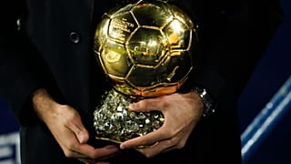 El trofeo, en manos de Pedri