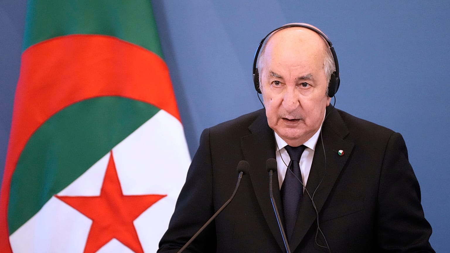 الرئيس الجزائري عبد المجيد تبون خلال لقائه مع رئيسة الوزراء الإيطالية جيورجيا ميلوني في فيلا بامفيلي في روما، الأربعاء 23 يوليو 2025.