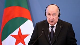 الرئيس الجزائري عبد المجيد تبون خلال لقائه مع رئيسة الوزراء الإيطالية جيورجيا ميلوني في فيلا بامفيلي في روما، الأربعاء 23 يوليو 2025.