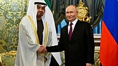 Rusya Devlet Başkanı Vladimir Putin (sağda) ile Birleşik Arap Emirlikleri Devlet Başkanı Şeyh Muhammed bin Zayed El Nahyan ile birlikte, 7 Ağustos 2025