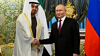 Rusya Devlet Başkanı Vladimir Putin (sağda) ile Birleşik Arap Emirlikleri Devlet Başkanı Şeyh Muhammed bin Zayed El Nahyan ile birlikte, 7 Ağustos 2025