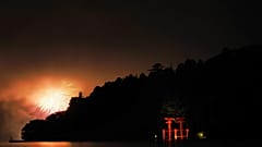 Hanabi, que se traduz por fogo de flores, é um símbolo de celebração e beleza, bem como uma forma de honrar os outros. 