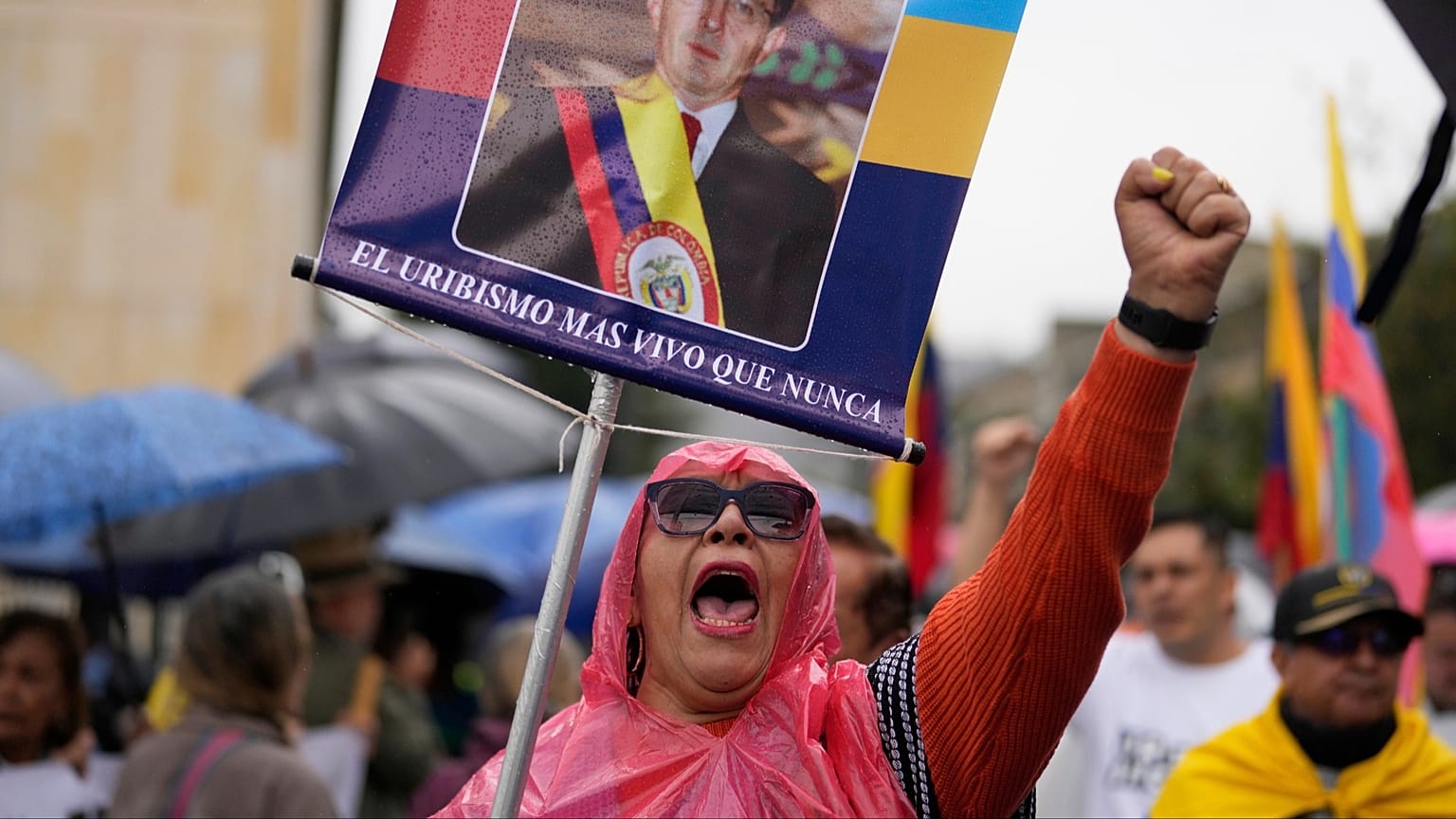 Una simpatizante del expresidente colombiano Álvaro Uribe Vélez marcha para mostrarle su apoyo tras ser condenado a 12 años de arresto domiciliario.