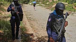 Polis memurları, Haiti’nin Port-au-Prince kentindeki Kenscoff mahallesinde bulunan Saint-Helene yetimhanesi yakınlarında devriyede, 4 Ağustos 2025