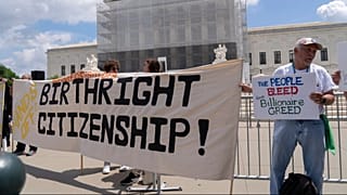 ARCHIVO - Manifestantes sostienen una pancarta durante una concentración por la ciudadanía frente al Tribunal Supremo en Washington, 15 de mayo de 2025.