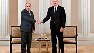 الرئيس الأذربيجاني إلهام علييف ورئيس وزراء أرمينيا نيكول باشينيان، أبوظبي، الإمارات العربية المتحدة، الخميس، 10 يوليو 2025. 