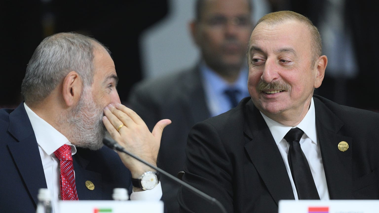 Ermenistan Başbakanı Nikol Paşinyan, solda ve Azerbaycan Cumhurbaşkanı İlham Aliyev Kazan'da düzenlenen BRICS zirvesi çerçevesinde Outreach/BRICS Plus formatındaki oturuma katılıyor