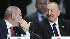 Der armenische Premierminister Nikol Pashinyan, links, und der aserbaidschanische Präsident Ilham Aliyev nehmen an einer Sitzung im Outreach/BRICS Plus-Format am Rande des BRICS-Gipfels in Kasan teil
