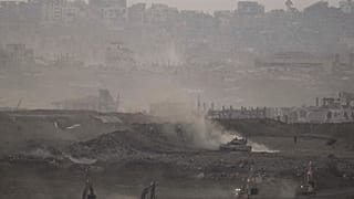 دبابة تابعة للجيش الإسرائيلي تتقدم في قطاع غزة، كما شوهدت من جنوب إسرائيل يوم الخميس 3 يوليو 2025. 