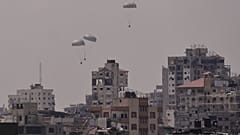 Lanzamiento aéreo de ayuda humanitaria a los palestinos sobre la ciudad de Gaza, norte de la Franja de Gaza, 8 de agosto de 2025.