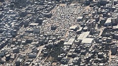 یک اردوگاه چادری در شهر غزه از داخل یک هواپیمای C-130 نیروی هوایی اردن در جریان پرتاب هوایی کمک‌های بشردوستانه برای فلسطینی‌ها در نوار غزه، پنجشنبه، ۷ آگوست ۲۰۲۵ 