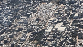 یک اردوگاه چادری در شهر غزه از داخل یک هواپیمای C-130 نیروی هوایی اردن در جریان پرتاب هوایی کمک‌های بشردوستانه برای فلسطینی‌ها در نوار غزه، پنجشنبه، ۷ آگوست ۲۰۲۵ 