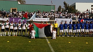 اللاعبون الفلسطينيون والأجانب قبل مباراة لكرة القدم في اليوم الأول من بطولة كأس العالم المقامة في غزة، في مدينة غزة، الأحد 2 مايو/ أيار 2010.