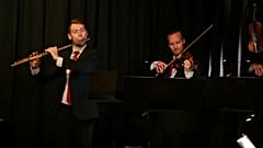 O flautista principal da Orquestra Sinfónica de Viena, Stefan Tomaschitz, actua na oficina do carpinteiro Elmar Kalb, em Dornbirn, Áustria - 1 de agosto de 2025.