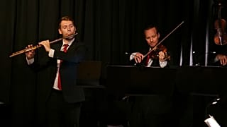El flautista principal de la Orquesta Sinfónica de Viena, Stefan Tomaschitz, actúa en el taller del carpintero Elmar Kalb, en Dornbirn, Austria - 1 de agosto de 2025.
