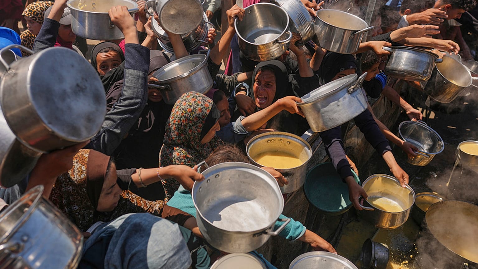 يكافح الفلسطينيون للحصول على طعام متبرع به في مطبخ مجتمعي في مدينة غزة, شمال قطاع غزة, الإثنين, أغسطس. 4, 2025