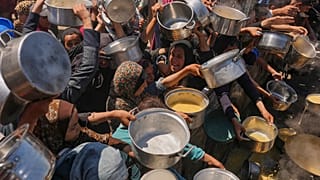 يكافح الفلسطينيون للحصول على طعام متبرع به في مطبخ مجتمعي في مدينة غزة, شمال قطاع غزة, الإثنين, أغسطس. 4, 2025