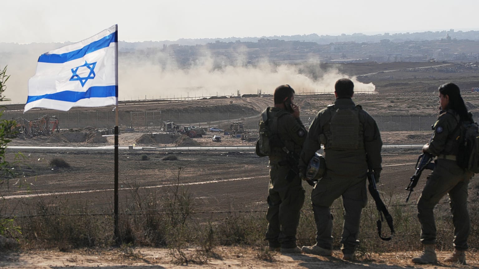 جنود إسرائيليون يراقبون شمال قطاع غزة من جنوب إسرائيل، الأربعاء 30 يوليو/تموز 2025. (صورة من وكالة أسوشيتد برس/أوهاد زويجنبرغ)