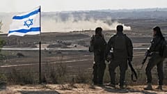 Soldados israelíes vigilan el norte de la Franja de Gaza desde el sur de Israel, 30 de julio de 2025.