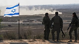 Ισραηλινοί στρατιώτες παρακολουθούν τη βόρεια Λωρίδα της Γάζας από το νότιο Ισραήλ, 30 Ιουλίου 2025