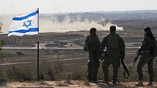 جنود إسرائيليون يراقبون شمال قطاع غزة من جنوب إسرائيل، الأربعاء 30 يوليو/تموز 2025. (صورة من وكالة أسوشيتد برس/أوهاد زويجنبرغ)