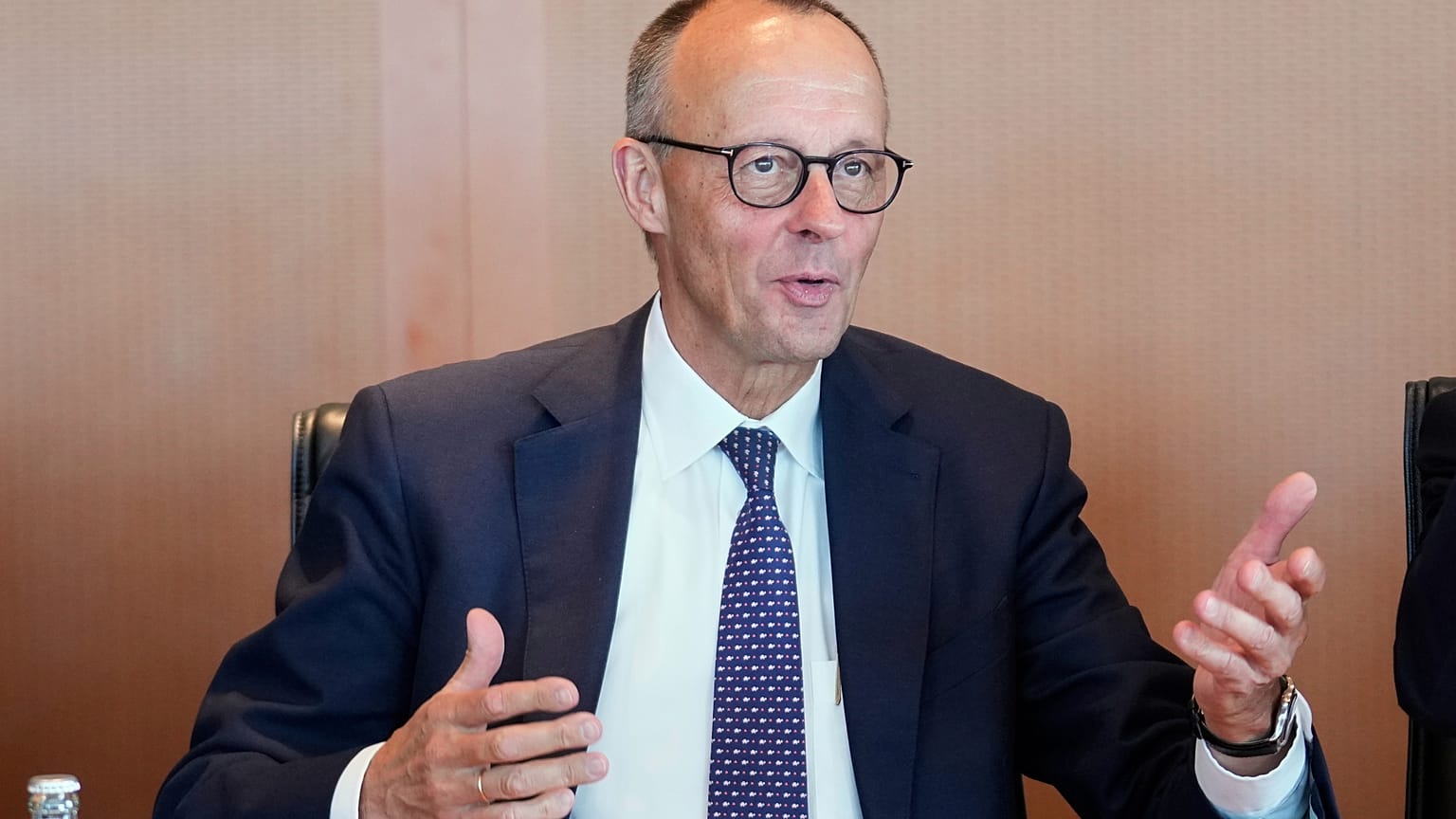 O chanceler alemão Friedrich Merz participa numa reunião de gabinete na chancelaria em Berlim, Alemanha, quarta-feira, 6 de agosto de 2025