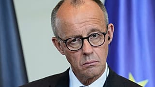 Merz nimmt nach einem Treffen mit Jordaniens König Abdullah II., 29. Juli 2025, in der Bundeskanzlei in Berlin an einer Pressekonferenz teil.