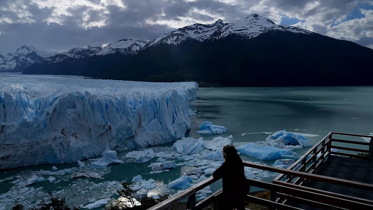 Egy turista nézi a Perito Moreno gleccsert 