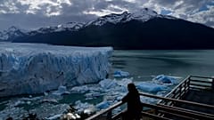 Ένας τουρίστας παρακολουθεί τον παγετώνα Perito Moreno στο Εθνικό Πάρκο Los Glaciares, κοντά στο El Calafate της Αργεντινής.