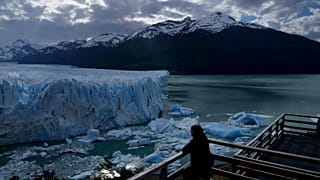 Egy turista nézi a Perito Moreno gleccsert 