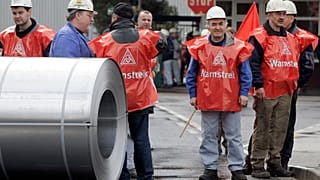 Die Arbeiter des ThyssenKrupp Nirosta-Stahlwerks in Düsseldorf, Deutschland, befinden sich 2008 im Warnstreik