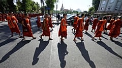 Kambodschanische buddhistische Mönche marschieren auf einer Straße, während sie eine Zeremonie organisieren, um Soldaten zu ehren, die bei den jüngsten Grenzkonflikten mit thailändischen Kräften getötet wurden, in Kambodscha, Freitag, 8. August 2025.