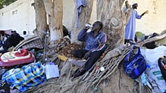 لاجئون سودانيون، وصل العديد منهم بعد فرارهم من الصراع في السودان، يتظاهرون أمام مكتب المفوضية السامية للأمم المتحدة لشؤون اللاجئين في طرابلس، ليبيا، الخميس 7 أغسطس/آب 2025.