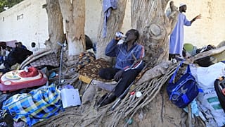لاجئون سودانيون، وصل العديد منهم بعد فرارهم من الصراع في السودان، يتظاهرون أمام مكتب المفوضية السامية للأمم المتحدة لشؤون اللاجئين في طرابلس، ليبيا، الخميس 7 أغسطس/آب 2025.