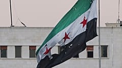 علم سوري ممزق يلوح في مبنى وزارة الدفاع السورية الذي تضرر بشدة بعد الغارات الجوية الإسرائيلية في دمشق ، سوريا ، الأربعاء ، 16 يوليو ، 2025